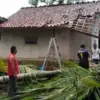 Pohon tumbang rusak rumah di tasikmalaya