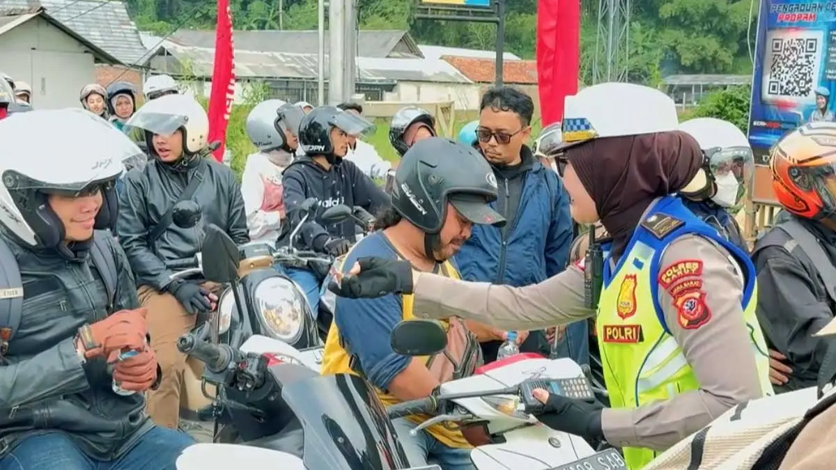 Aksi Dewi-Dewi Polres Garut Bagikan Makanan Gratis Bagi Pemudik one way