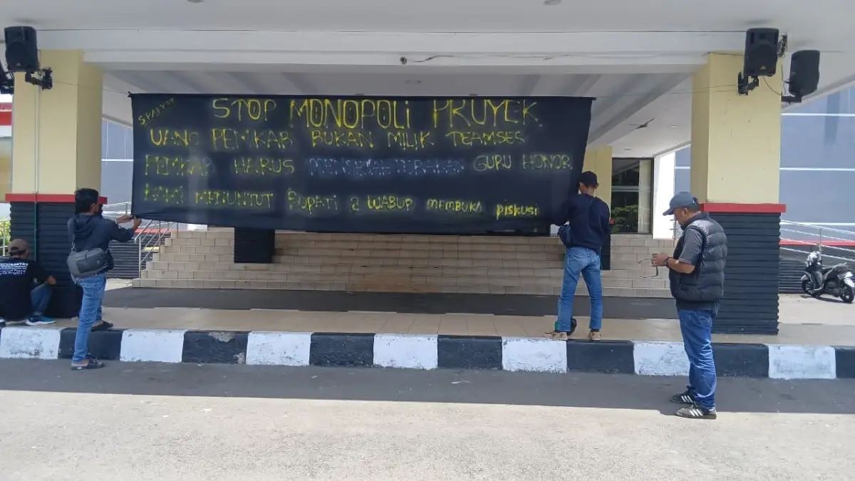 spanduk monopoli proyek