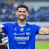Skuad Persib Memilih Tetap Menapak Bumi