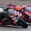 Adu teknik di tikungan antara Marco Bezzecchi vs Marc Marquez