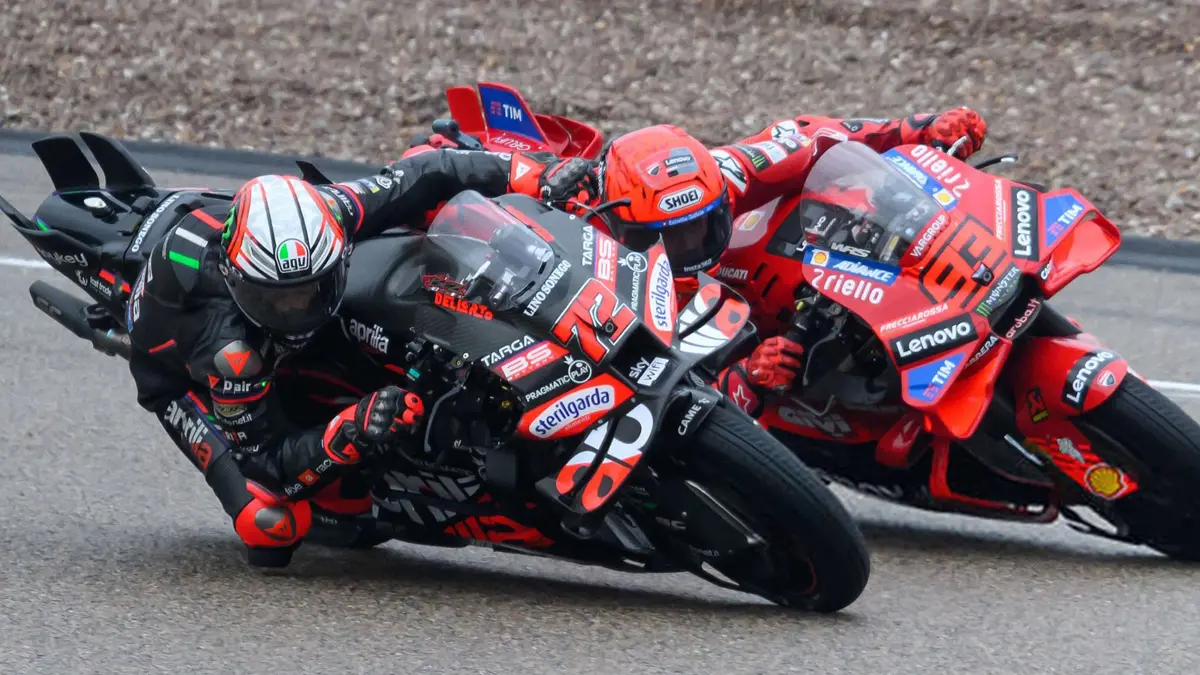 Adu teknik di tikungan antara Marco Bezzecchi vs Marc Marquez