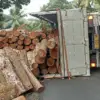 Truk kayu terguling di pangandaran