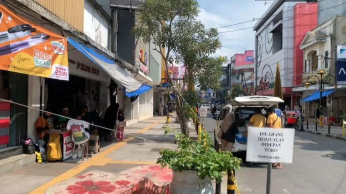 Pedestrian KHZ Kota Tasikmalaya Memburuk, Rp11 Miliar Seperti Setengah Jadi kondisi pedestrian KHZ Mustofa Kota Tasikmalaya terbaru