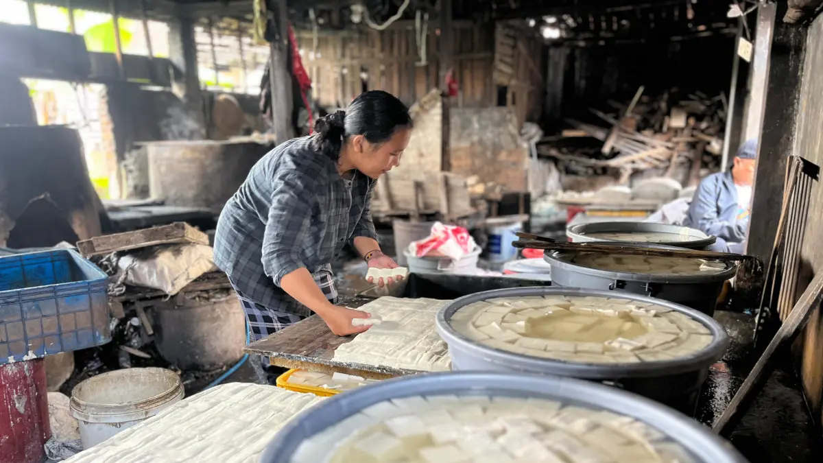 Imbas Perang Global: Perajin Tahu di Kota Tasikmalaya Tercekik Harga Kedelai dampak perang global