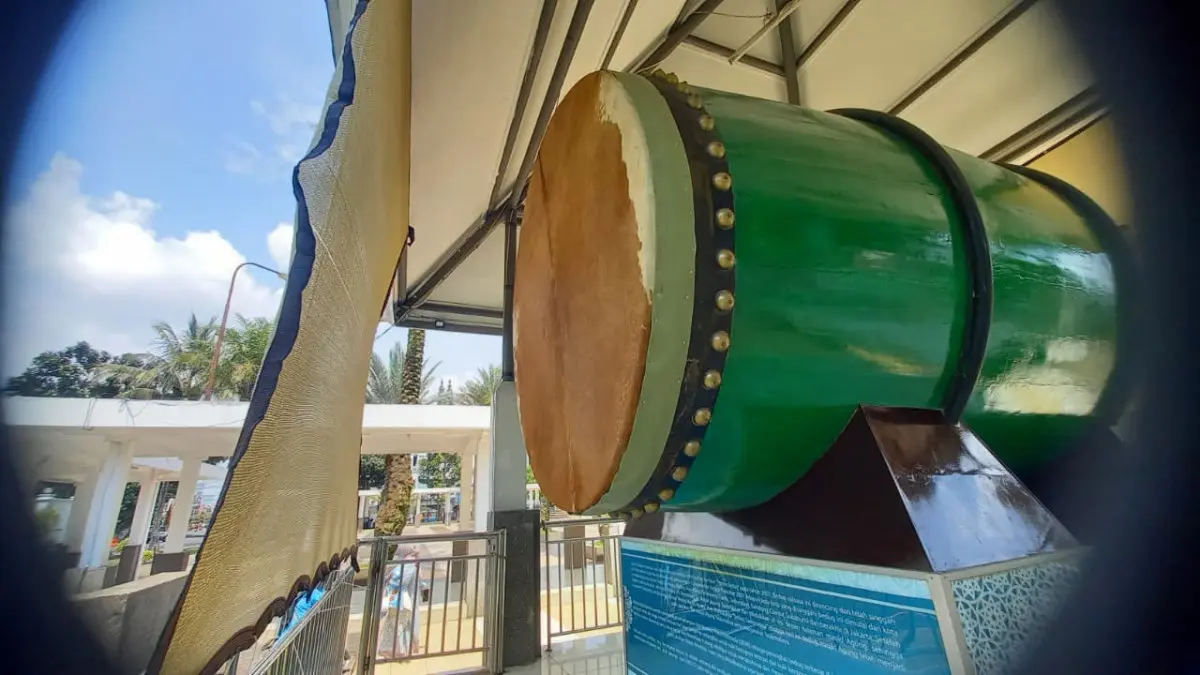 bedug raksasa Masjid Agung Kota Tasikmalaya diperbaiki