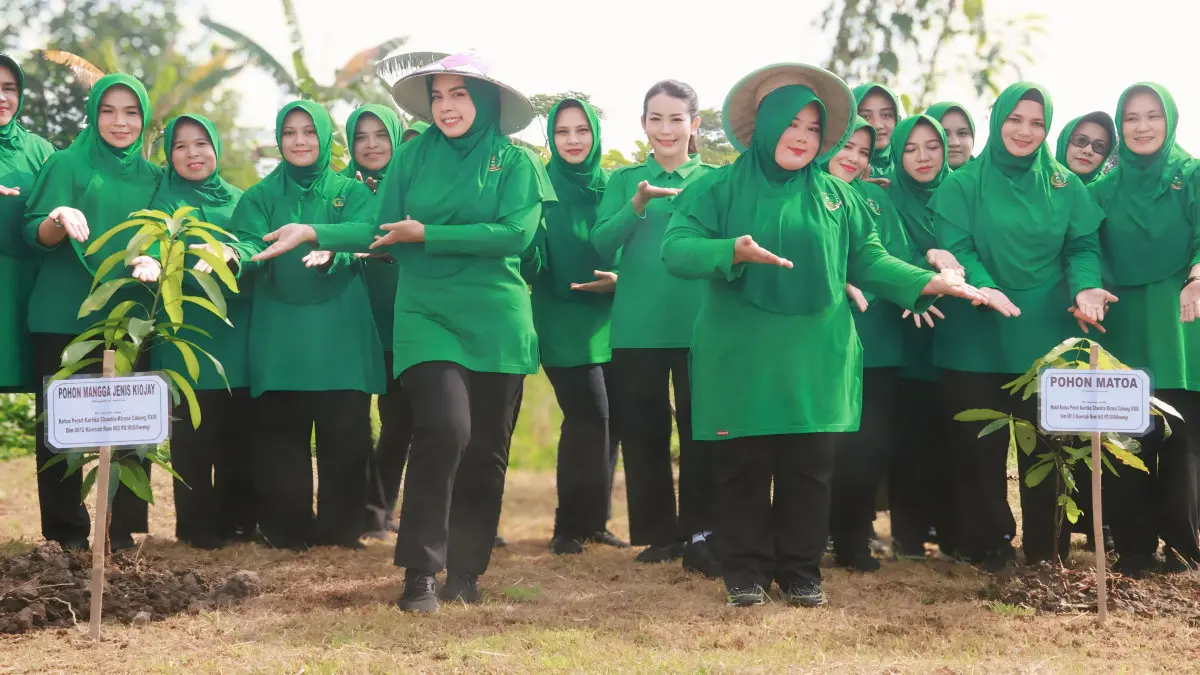 kegiatan Persit Kodim 0612 Tasikmalaya tanam pohon