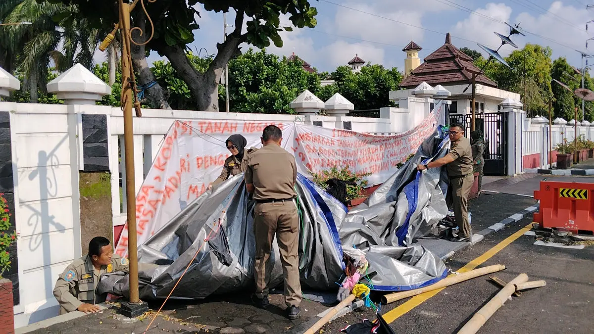 penertiban tenda aksi Bale Kota Tasikmalaya