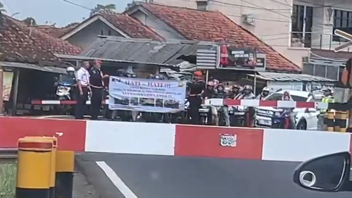 pengamanan pintu perlintasan Awipari Tasikmalaya