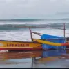 perahu terdampar di pantai bojongsalawe pangandaran