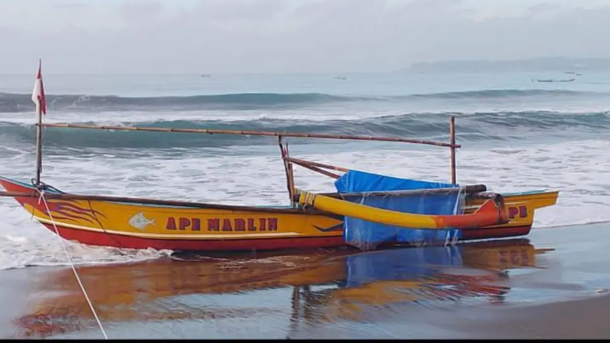 perahu terdampar di pantai bojongsalawe pangandaran