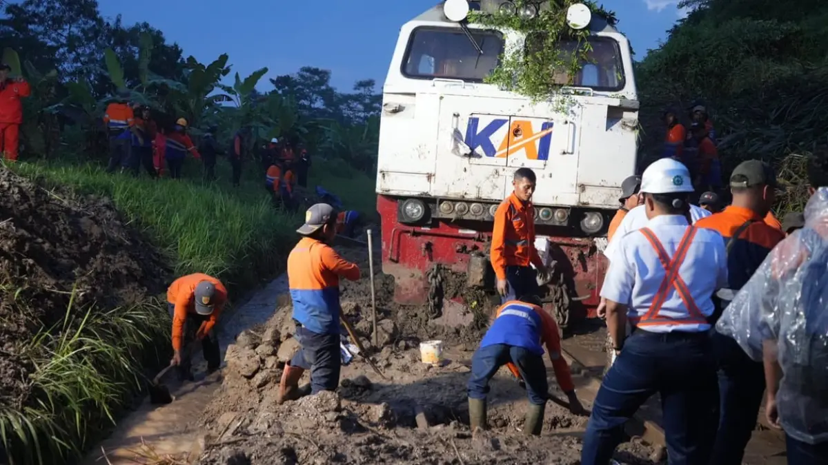 Ka ciremai tertahan longsor