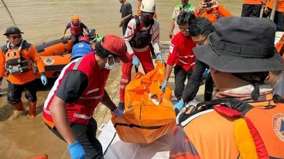 sopir towing tenggelam