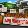 Sukarelawan pengangkut sampah DLH Kota Tasikmalaya menuntut gaji