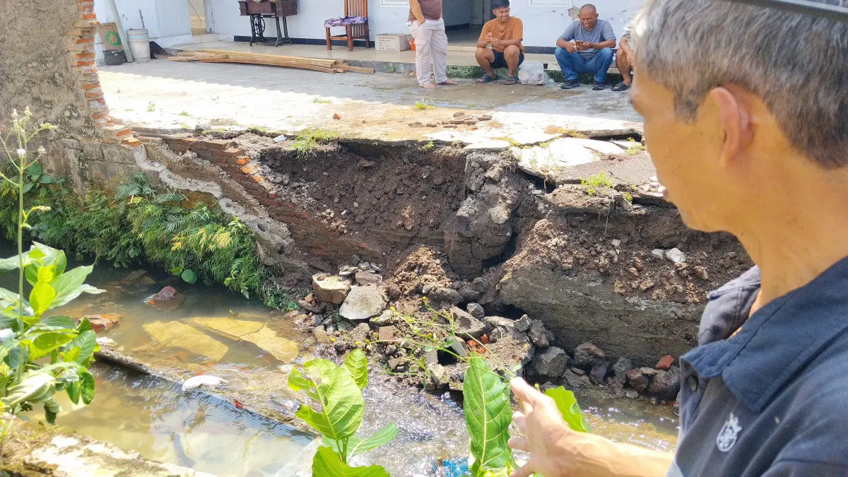 rumah longsor tutup Sungai Ciromban Tasikmalaya