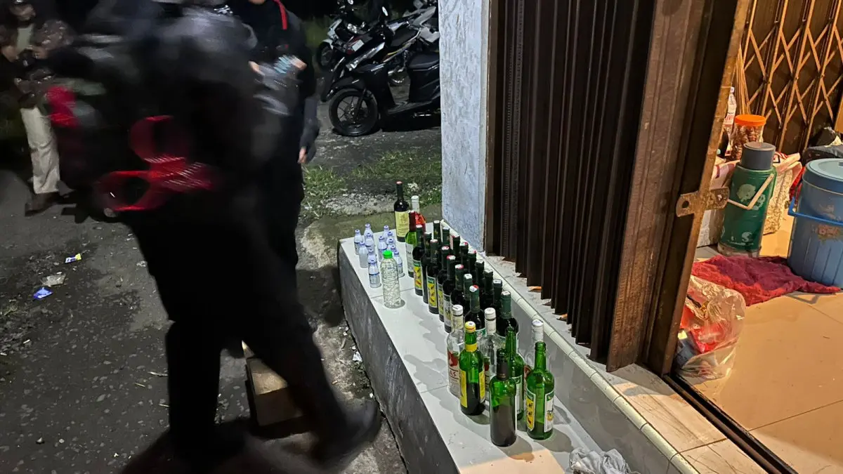 polisi sita puluhan botol miras di Tasikmalaya