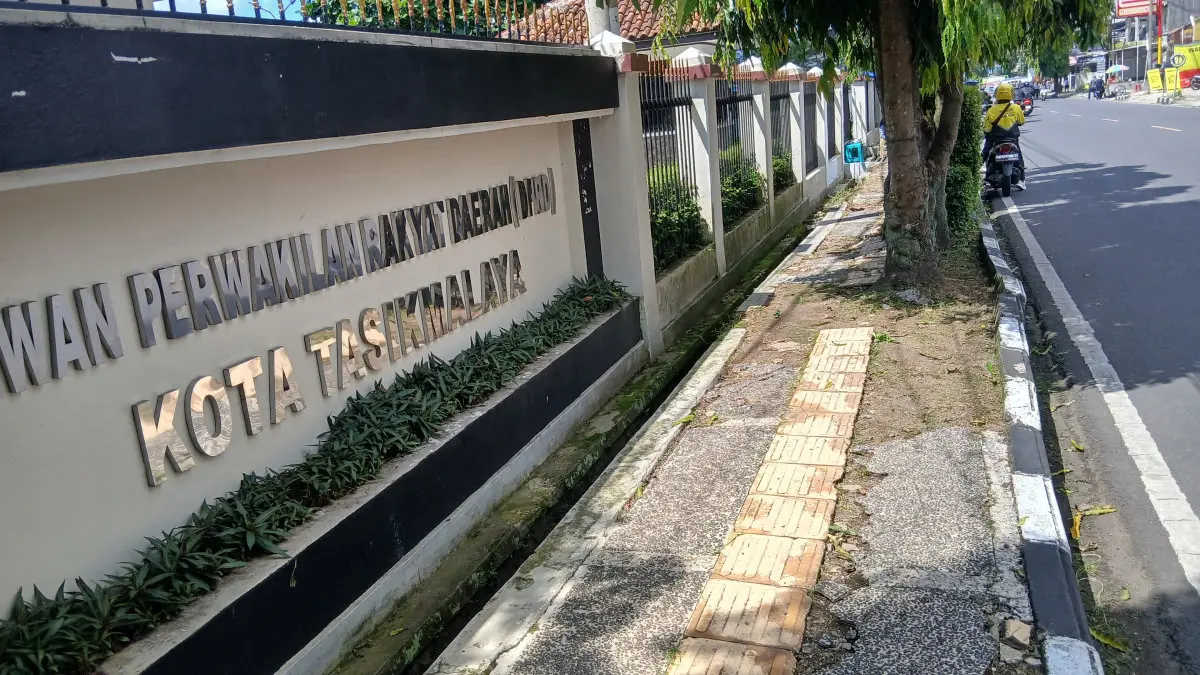 Trotoar Depan DPRD Kota Tasikmalaya Rusak dan Tertutup Pohon, Tak Ramah Pejalan Kaki trotoar depan DPRD Kota Tasikmalaya