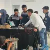 mahasiswa teknik mekatronika UMB belajar PLC