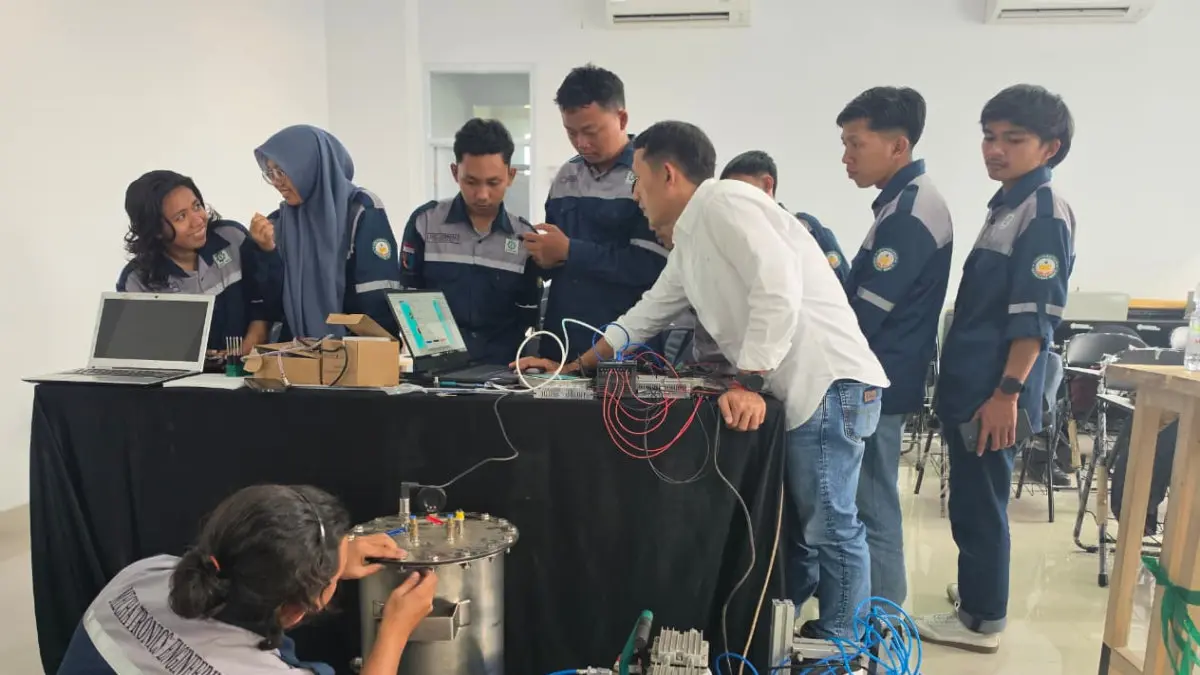 Mahasiswa UMB Digembleng PLC Bareng Industri, Kampus Tak Mau Lulusannya Jadi Penonton Pabrik mahasiswa teknik mekatronika UMB belajar PLC