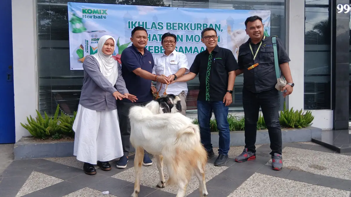 Komix Herbal berbagi kurban
