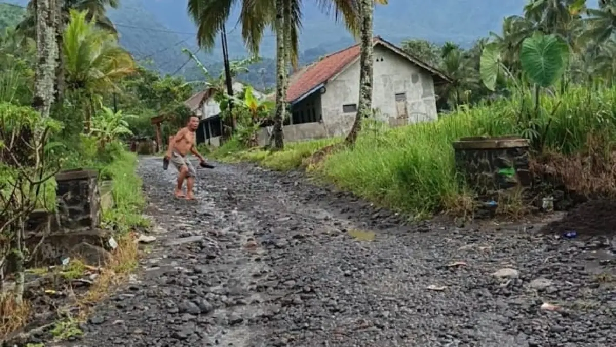 Jalan rusak padakembang tasikmalaya