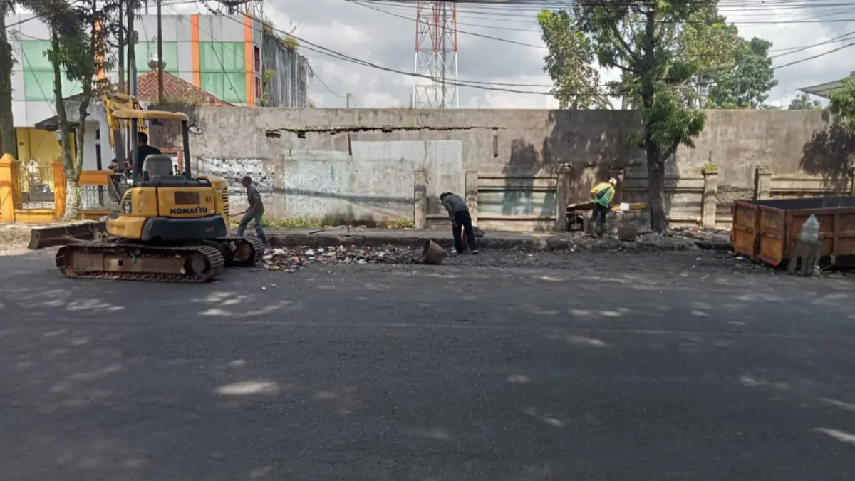 DLH Kota Tasikmalaya Tuntaskan Pembersihan Tumpukan Sampah di TPS SL Tobing TPS SL Tobing Tasikmalaya
