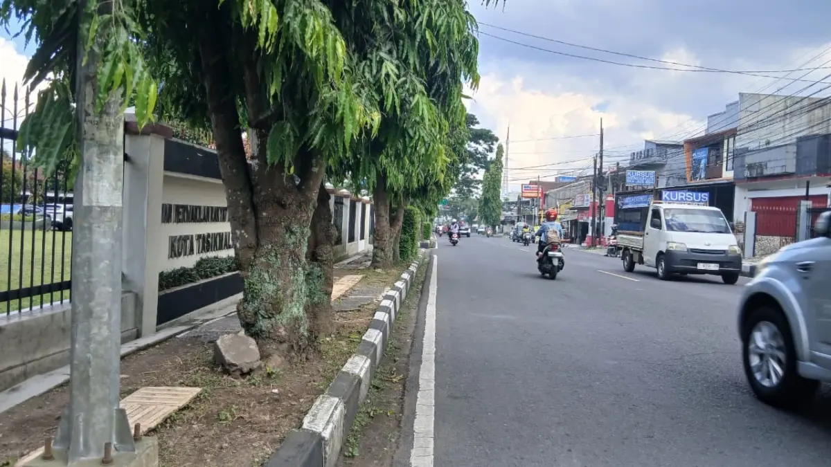 Trotoar kantor DPRD Kota Tasikmalaya, pohon di trotoar