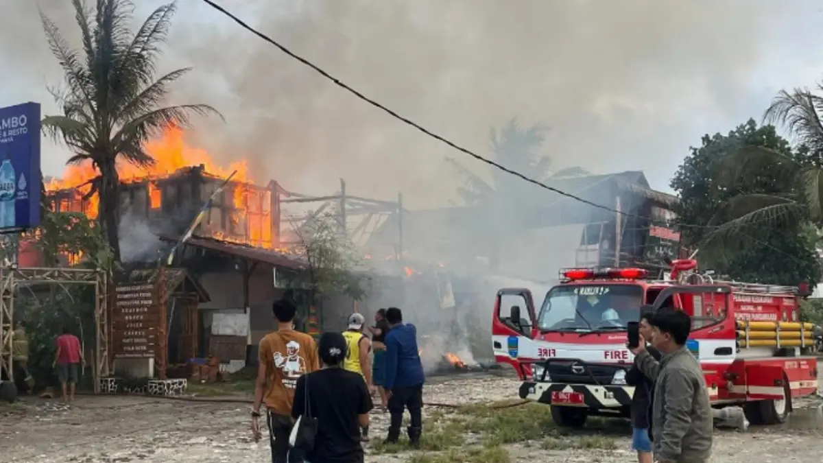 Kebakaran Melanda Rumah Makan di Kampung Turis Pangandaran Kebakaran kampung turis pangandaran