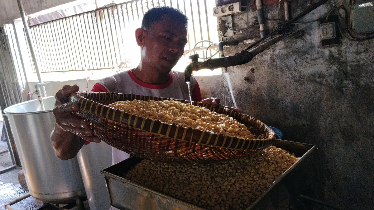 Harga Kedelai Impor Naik, Ratusan Perajin Tahu di Tasikmalaya Pangkas Produksi dan Naikan Harga Jual harga kedelai impor naik di Tasikmalaya
