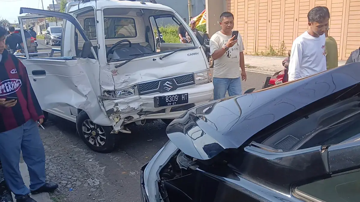 Pikap Diduga Keluar Jalur di Jalan Cikalang Tasikmalaya, Tabrak Innova hingga Pengemudi Luka kecelakaan pickup dan Innova di Jalan Cikalang