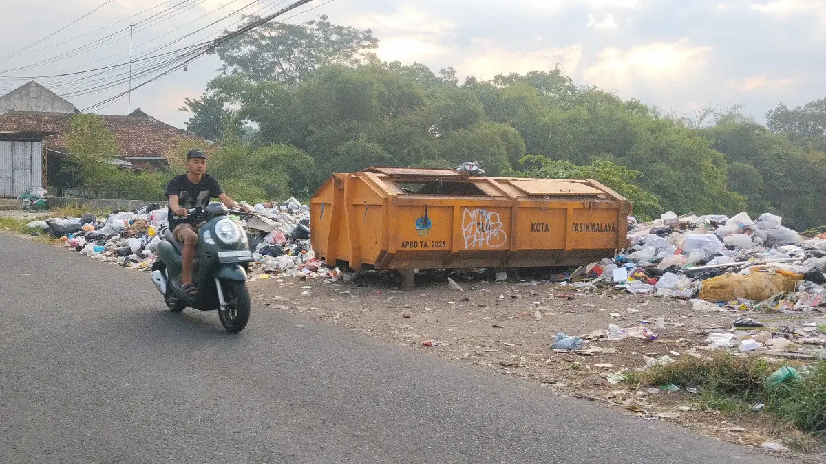 TPS Liar Terus Bermunculan di Kota Tasikmalaya, Spanduk Larangan Seolah Hanya Jadi Hiasan Jalan TPS liar di Kota Tasikmalaya