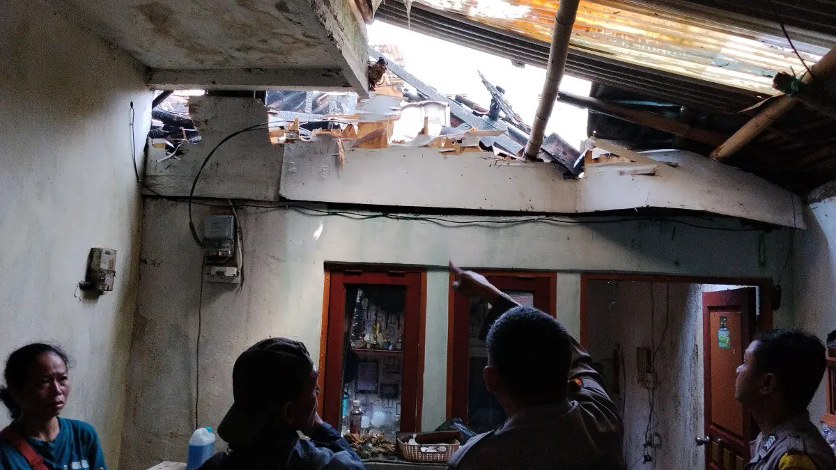Kebakaran Rumah di Panglayungan Diduga Akibat Korsleting Listrik, Letupan dari Atap Bikin Warga Panik kebakaran rumah di Panglayungan Kota Tasikmalaya