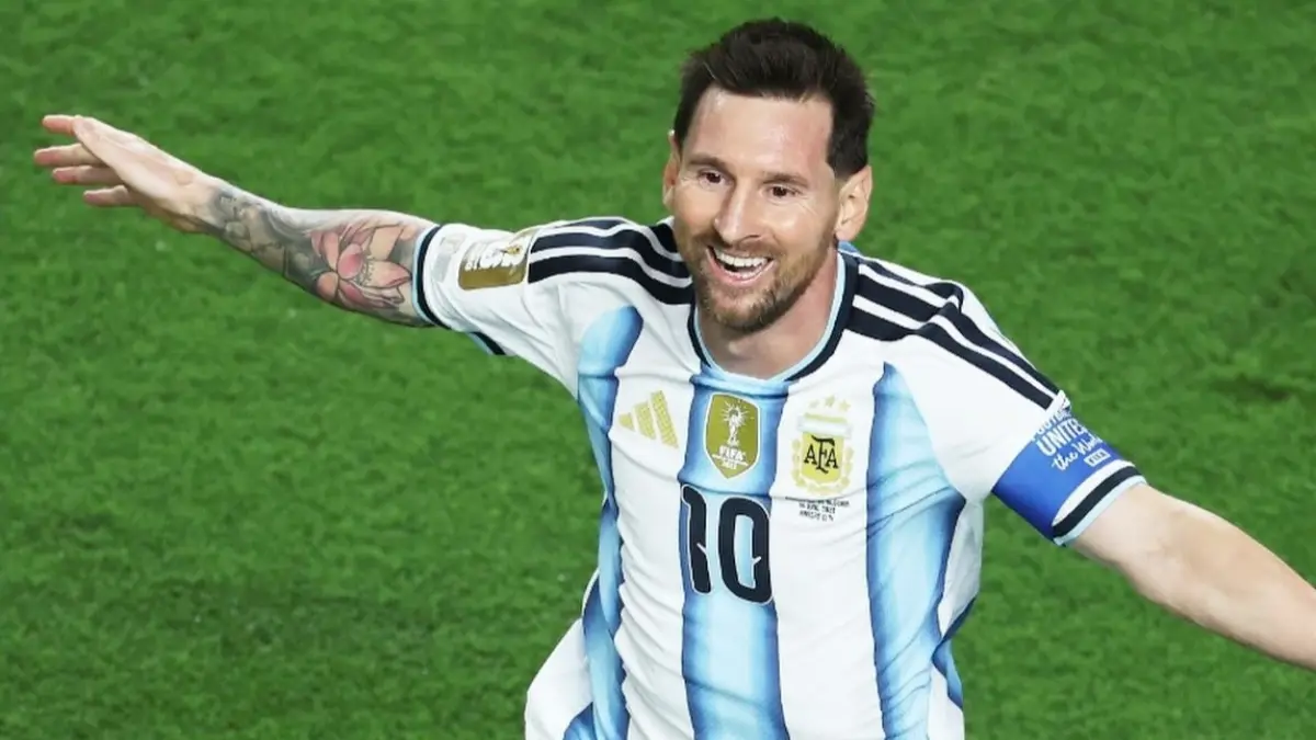 Tekel Brutal Messi Tak Kena Kartu Merah, Aljazair Ajukan Banding ke FIFA Lionel Messi