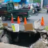 trotoar ambruk di Pasar Mambo
