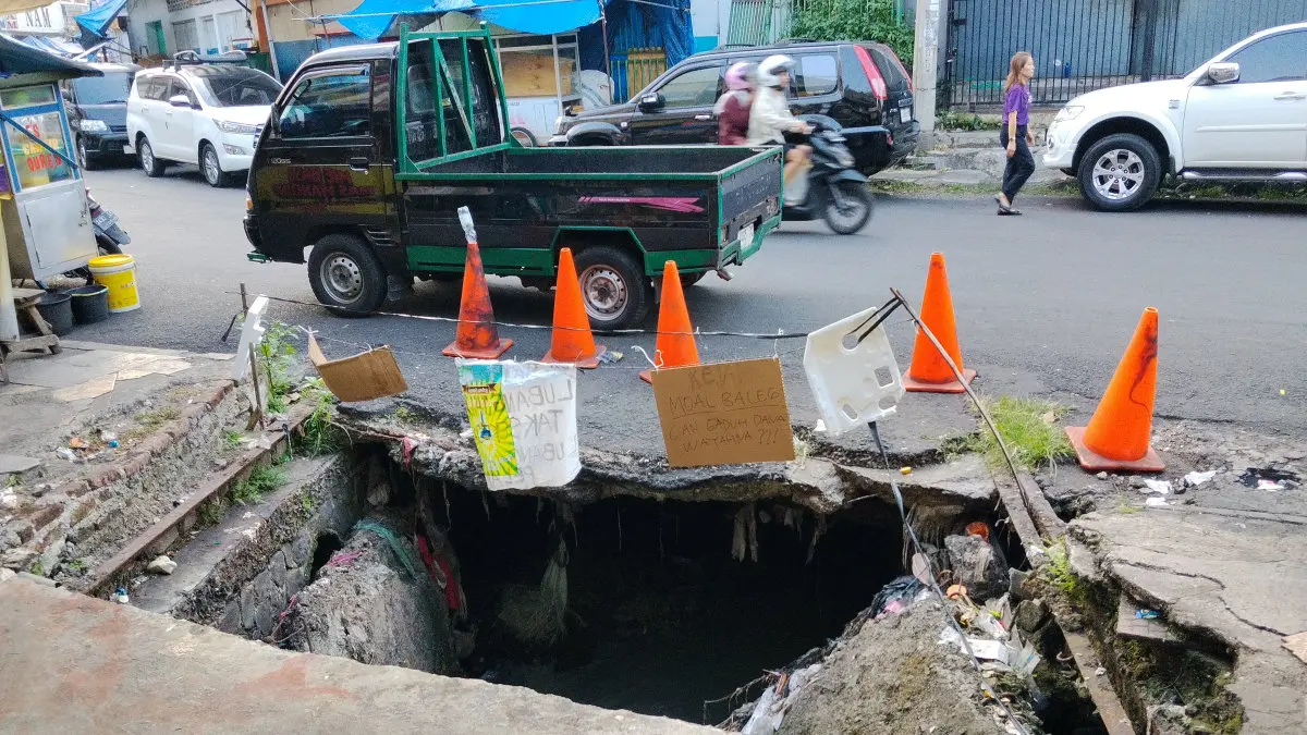 trotoar ambruk di Pasar Mambo
