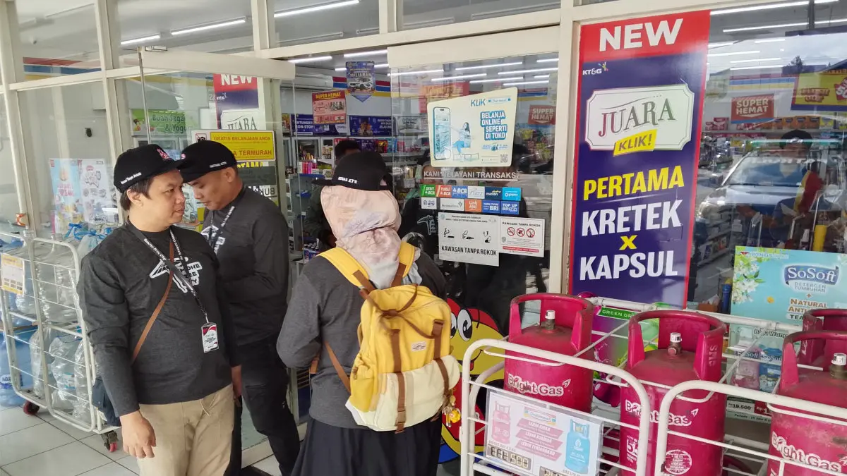 display rokok masih terbuka di minimarket Tasikmalaya