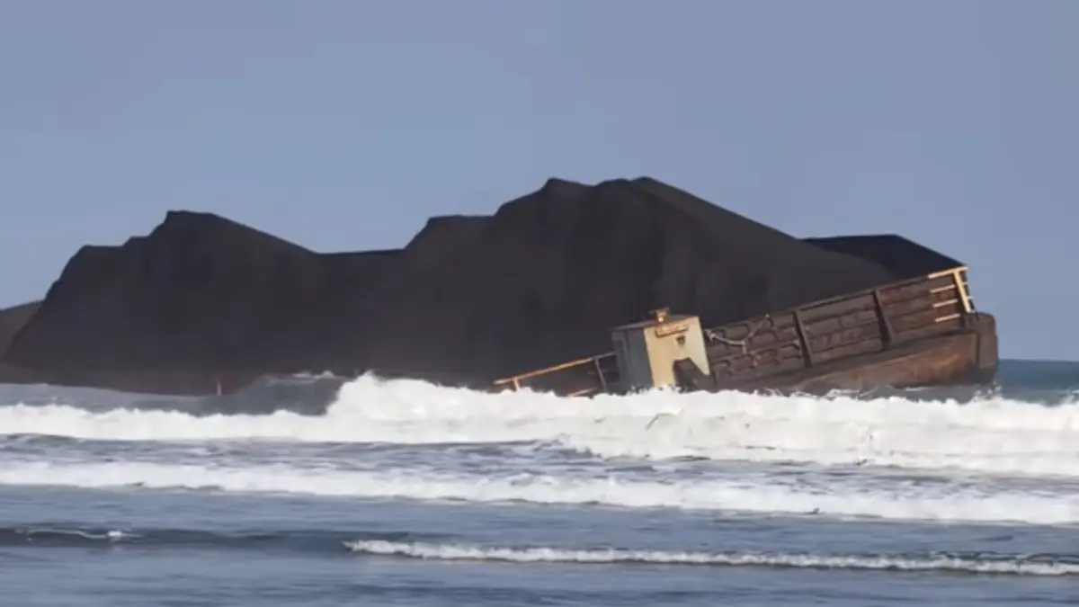 Kapal tongkang terdampar di pangandaran, batu bara 80.000 ton