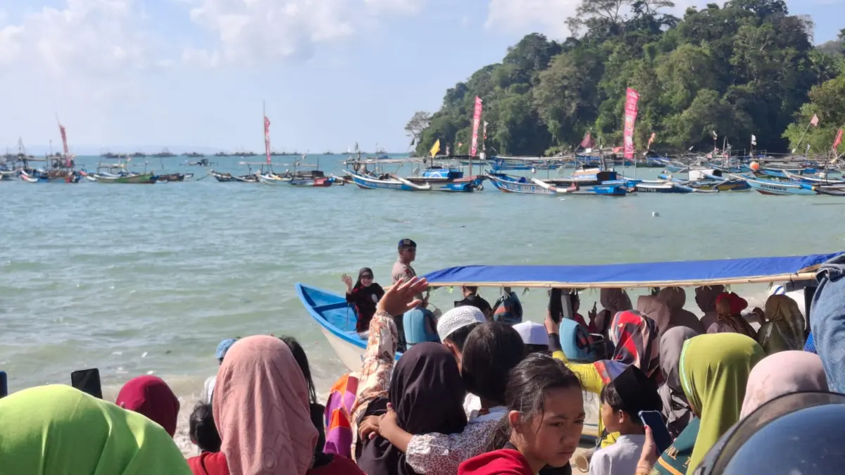 Bukan Sekadar Syukuran Nelayan, Hajat Laut Pangandaran Memiliki Makna Filosofis Mendalam hajat laut pangandaran, pantai timur