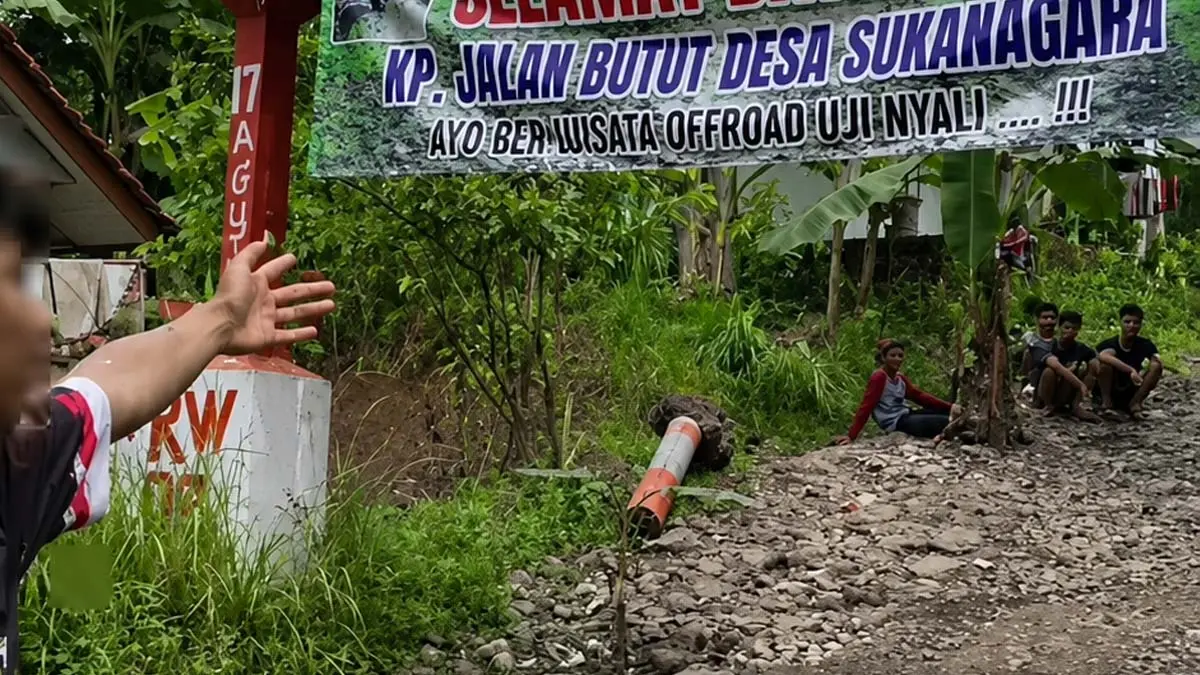 Bertahun-tahun Belum Diperbaiki, Warga Sukanagara Tasikmalaya Viralkan Jalan Desa yang Rusak di Medsos jalan rusak di tasikmalaya