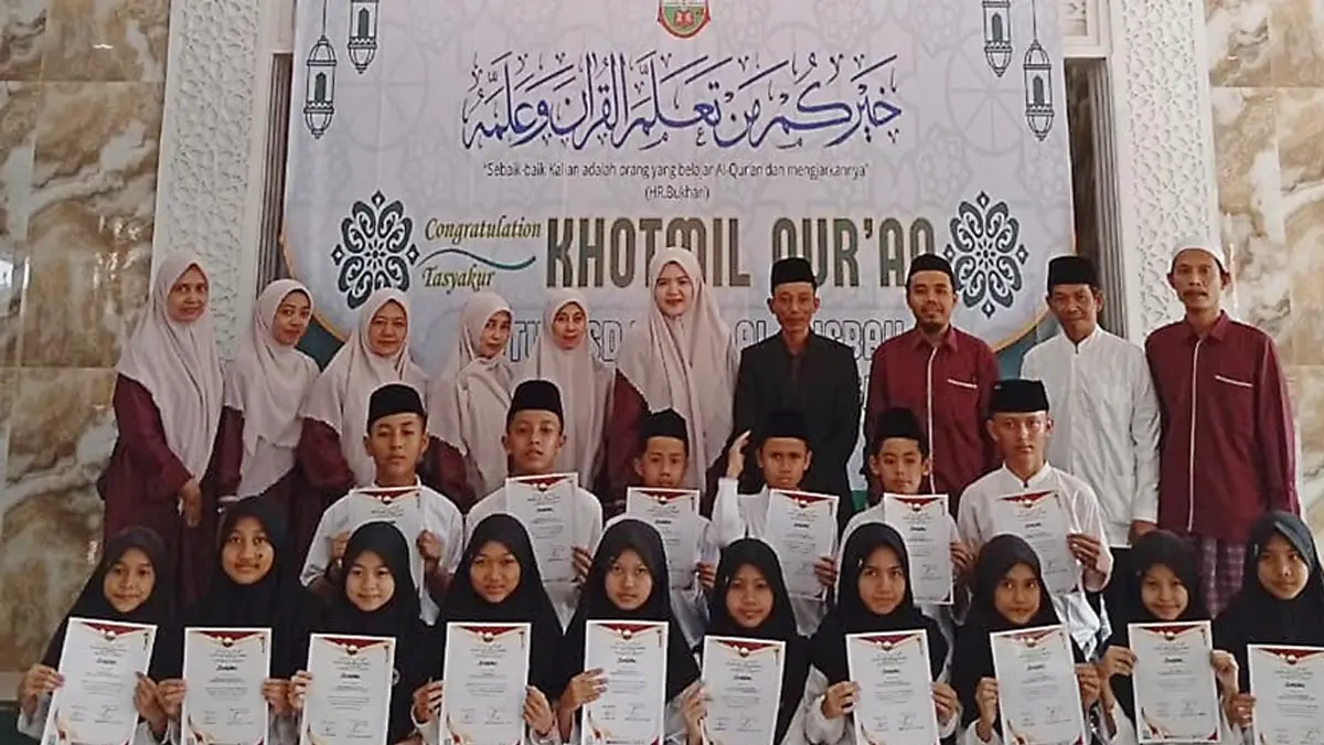Siswa SD Al-Misbah Tuntaskan Pembelajaran Al-Qur'an sd islam al-misbah