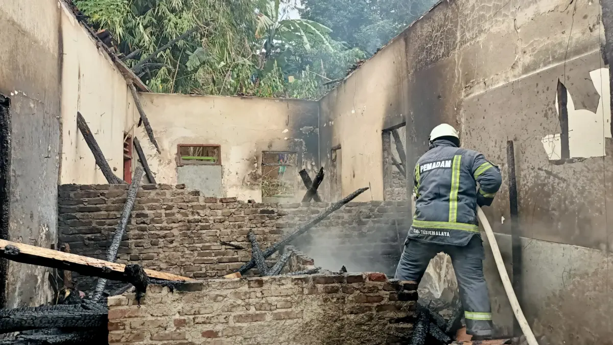 Rumah Lansia di Tanjungjaya Tasikmalaya Terbakar, Damkar Kesulitkan Padamkan Api Rumah lansia di tanjungjaya kebakaran