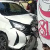 Mobil seruduk motor dan tabrak gapura