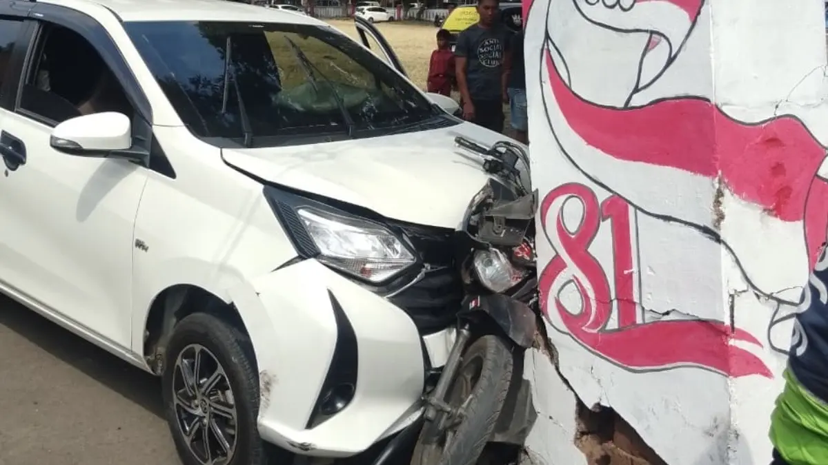 Mobil seruduk motor dan tabrak gapura