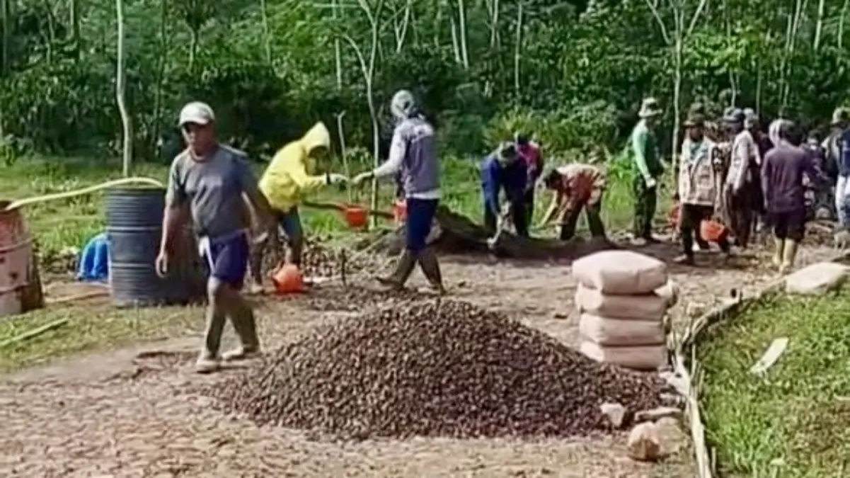 Warga Situgede Ciamis Swadaya Bangun Jalan Desa, Perbaiki Ruas Rusak yang Tak Kunjung Diperbaiki Gotong royong bangun jalan