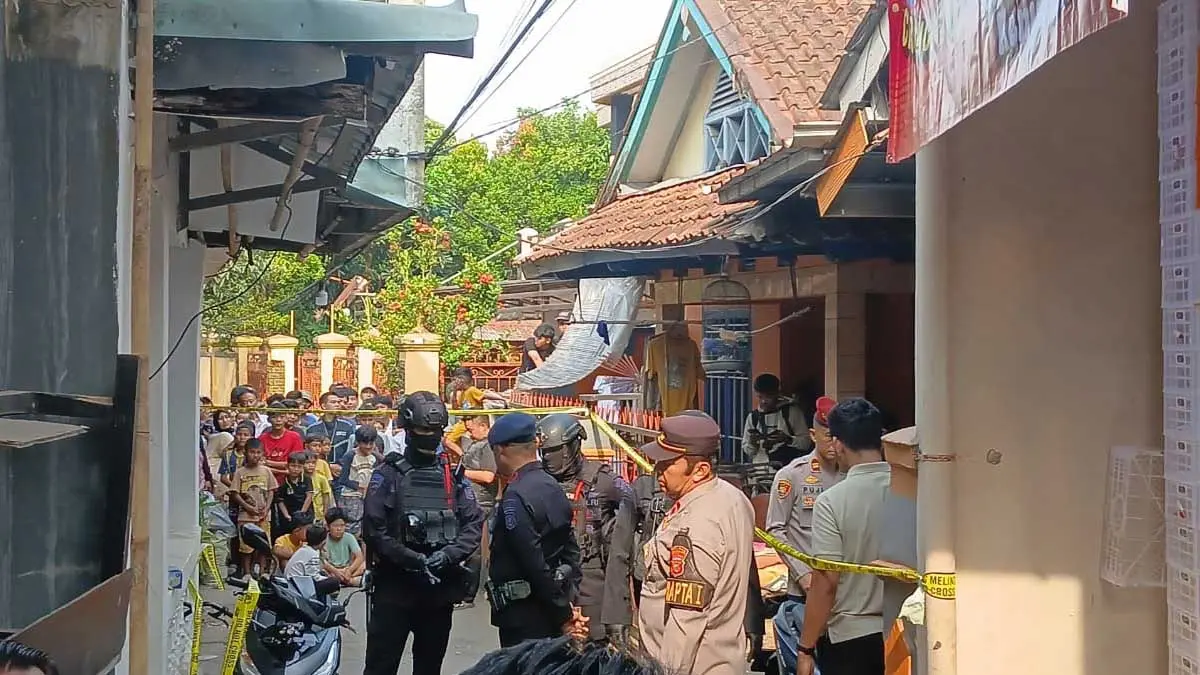 Rumah Penjual Es Teh di Cilembang Digeledah Densus 88, RW Sebut Polisi Amankan Senpi hingga Buku Penggeledahan Densus 88 Tasikmalaya Tag SEO (dipisah koma):