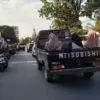 Mobil bak terbuka
