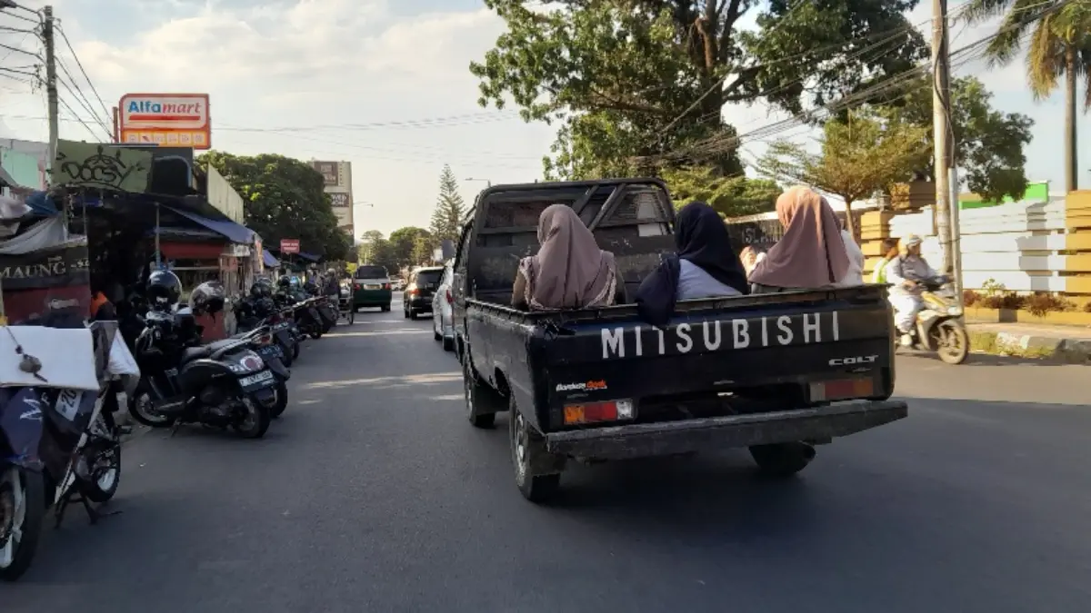 Dilarang! Masih Ditemukan Mobil Bak Terbuka untuk Penumpang di Garut Mobil bak terbuka