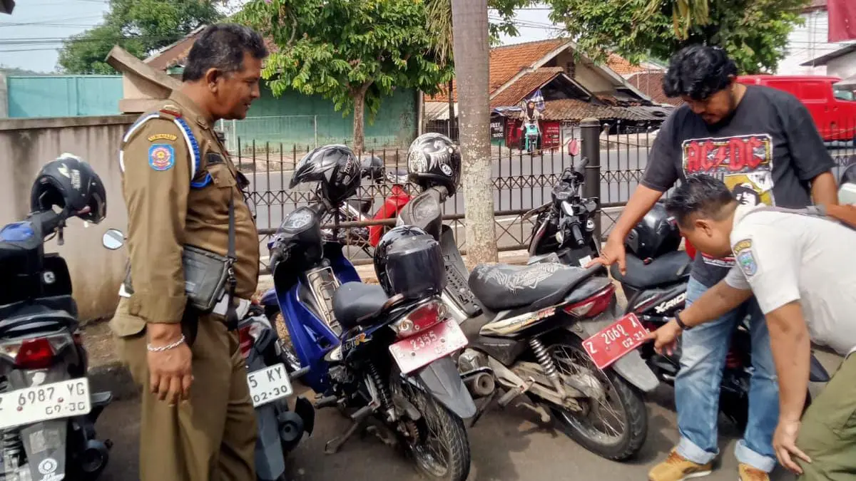 Sasar OPD di Kota Banjar, Petugas Periksa Kendaraan Dinas Pemeriksaan kendaraan
