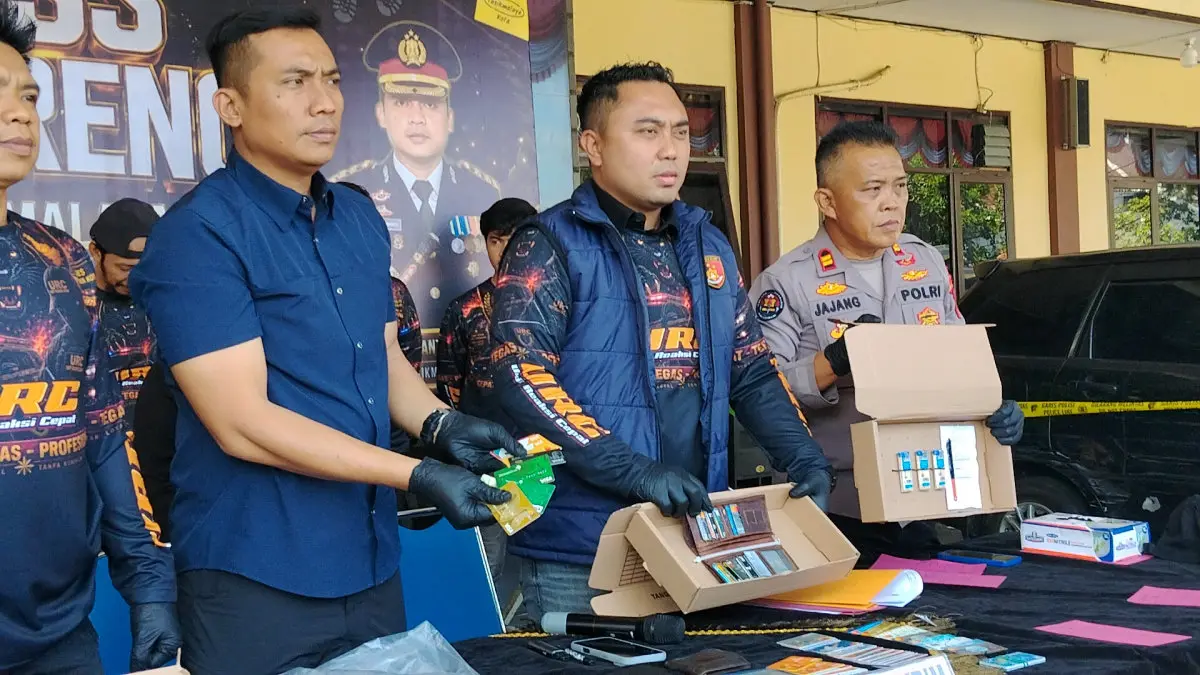 Komplotan Ganjal ATM Lintas Provinsi Dibekuk Polisi! 58 Kartu Bank Disita, Terhenti di Kota Tasikmalaya komplotan ganjal ATM ditangkap