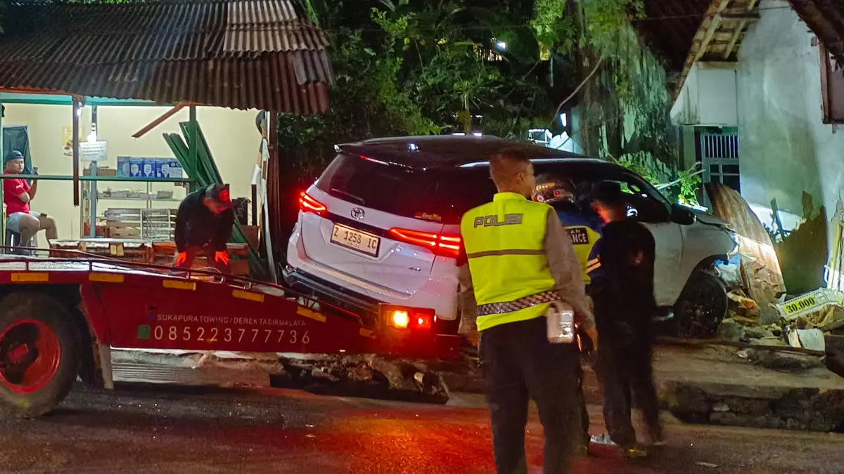 Tabrakan beruntun di Cisumur 